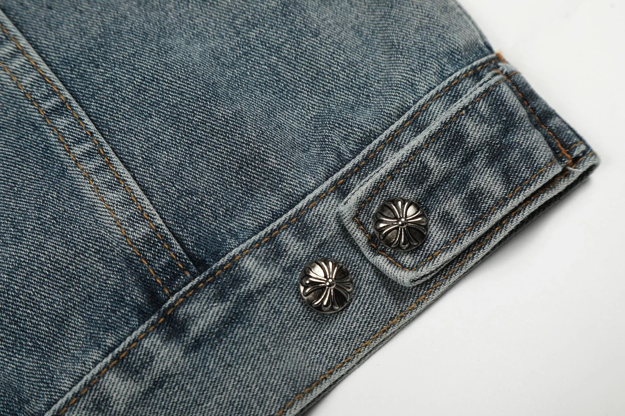 P270 💰 Chrome Hearts Chrome Hearts Cross Hot Diamond Denim Jacket OS version can be worn by both men and women! The fabric is made of twill gauze cotton fabric! The texture is clear and smooth, not easy to wrinkle or fade! The embroidery process is complex and repetitive. There are more than 20 leather labels. It takes 6 repeated embroidery steps to complete the back body. The requirements for the embroidery machine are very strict, and the distance is 45 cm! It won’t work if the spacing is too big, and it won’t work if it’s too small! We make clothes with care, and every detail must be restored one to one! The hardware is all carved and cast, and they are all genuine from the original factory! This piece of clothing consumes a lot of material, with more than 3 meters of material used for one piece of clothing! After the garment is made, it needs to be fixed at high temperature, washed at a water temperature of more than 70 degrees, and softened by adding softener to make the upper body softer and smoother! There is a flap on the sleeve that can be stored into short sleeves! Adapt it to that understanding Color: Picture color Size: S-M-L-XL